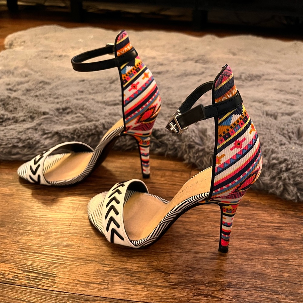 Chinese Laundry Ankle Strap Sandals. Size: 6.